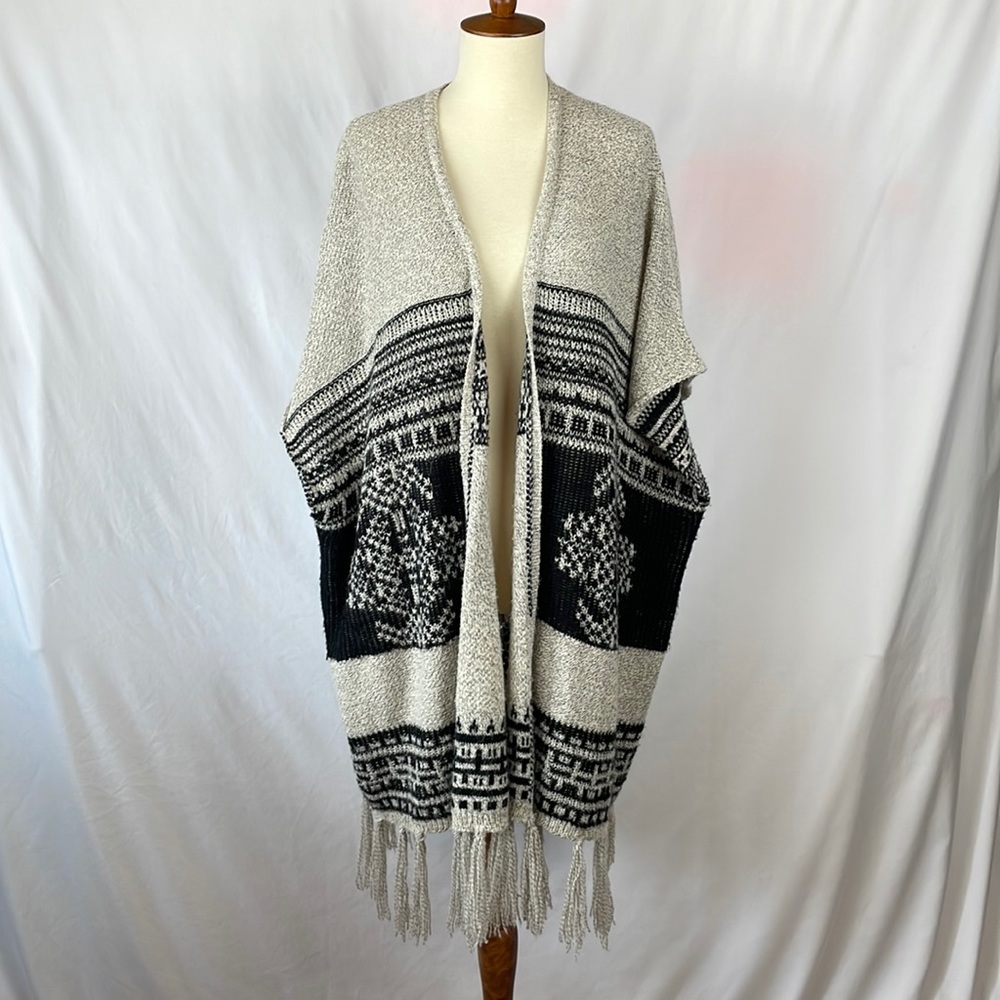 Woven Heart Gray & Black Oversized Sleeveless Sweater with Fringe Hem - Medium
